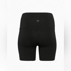 Aritzia TNA soft 7 inch bike shorts in grey marle size medium